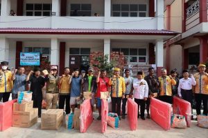 Walikota Serahkan Bantu Pasca Kebakaran RT 12 Bagi Warga Jembatan Bongkok