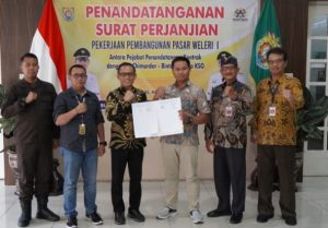 Pembangunan Pasar Weleri Segera Dimulai, Disdagkop UKM Tanda Tangani Kontrak Pembangunan Pasar Weleri