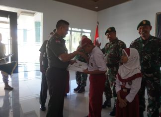 Dandim 0736/Batang Berikan Beasiswa Kepada Anak Prajurit Berprestasi