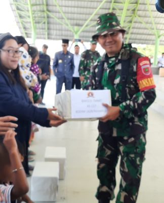 Untuk Sukseskan TMMD ke 117, Kodim 1428/Mamasa Beri Bantuan Sosial Kepada Keluarga Beresiko Stunting Dan Lansia