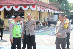 Dirlantas Polda Jateng Kombes Agus Suryo saat melihat kesiapan Operasi Patuh Candi 2023 di Polres Kendal