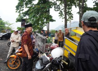 Serahkan Bantuan Gerobak Pedagang Sayur, Gubernur Rohidin: Utamakan Keselamatan di Jalan
