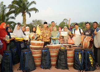 DPRD Provinsi Bengkulu Sujono Kunker Ke Benteng, Gubernur Rohidin Serahkan Alsintan, Alat Kesenian Dan Bedah Rumah