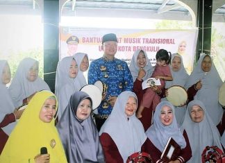 Serahkan Bantuan Rebana, Ini Pesan Gubernur Rohidin