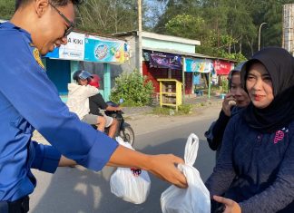 PJ Walikota Bengkulu Melalui Damkar Bagikan Makanan Berbuka Puasa Gratis