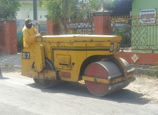 Dinas PUPR Nganjuk Lakukan Perbaikan Jalan Berlubang di Jl. Rimba Mulya Desa Jatipunggur Lengkong