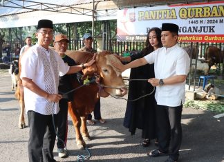 Keluarga Besar Polres Nganjuk bersama Masyarakat Gelar Sholat Idul Adha 2024 dan Serahkan Daging Kurban