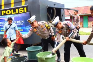 Kesulitan Air, Warga Sumringah Terima Bantuan Air Bersih Dari Polres