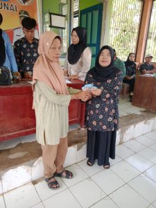 Pemdes Tik Sirong Salurkan BLT-DD kepada 35 KPM, Wujud Komitmen Bantu Warga Kurang Mampu