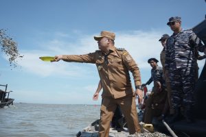 Bantu Perekonomian Nelayan Silo Baru, Wakil Bupati Asahan Tabur Benih Kerang Dara