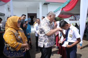 Bupati Asahan Serahkan BPJS Kesehatan Gratis dan KIP Kepada Masyarakat di 4 Kecamatan