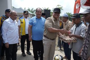 Bupati Asahan dan Wakil Bupati Asahan Serahkan Bantuan dan Tinjau Tanggul Jebol di Desa Sei Dua Hulu
