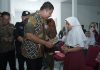 Wabup Asahan Serahkan Kartu BPJS Gratis dan KIP di 4 Kecamatan