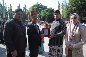Bupati Gunakan Tanjak Melayu Pimpin Hardiknas di Kabupaten Asahan