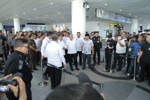 Bupati Asahan Serahkan Sertifikat Tanah Kepada Kanwil Ditjen PAS Sumut Pada Acara Peresmian Sejumlah Fasilitas Peresmian Keimigrasian di Bandar Kualanamu