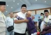 Bupati Asahan Jemput 2 Jemaah Haji yang Sakit di Embarkasi Medan