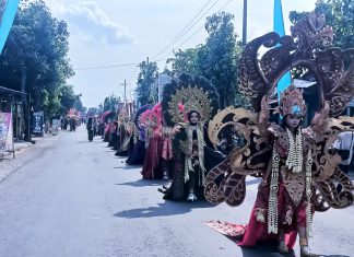 Meriah! Pawai Karnaval Budaya SMP Negeri 2 Tanjunganom Tampil Dengan 400 peserta Sambut HUT ke-80 RI