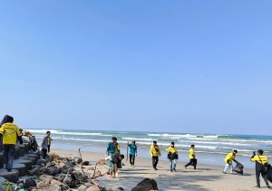 Rayakan HUT Ke-80 RI, Maxim Ajak Mitra Pengemudi Bersih-Bersih Pantai di Bengkulu