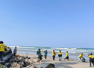 Rayakan HUT Ke-80 RI, Maxim Ajak Mitra Pengemudi Bersih-Bersih Pantai di Bengkulu