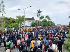 Lautan Massa Kepung DPRD Bengkulu, Mahasiswa, Ojol, dan Warga Bersatu Suarakan Protes