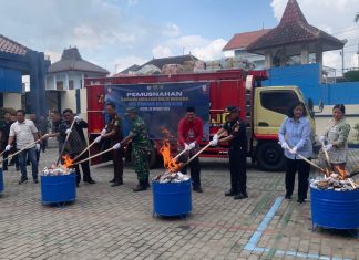 Tegas! Bea Cukai Blitar Bakar 1,2 Juta Rokok Ilegal