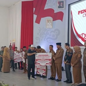 Dapat Bantuan Bak Sampah dari Pemprov Bengkulu, Wabup: Wujud Dukungan Nyata Jaga Kebersihan Daerah