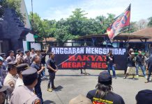 “Anggaran Mengendap, Jalan Tetap Rusak!” GPI Ledakkan Protes Besar di Depan Kantor PUPR Blitar