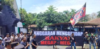 “Anggaran Mengendap, Jalan Tetap Rusak!” GPI Ledakkan Protes Besar di Depan Kantor PUPR Blitar