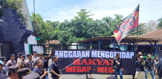 “Anggaran Mengendap, Jalan Tetap Rusak!” GPI Ledakkan Protes Besar di Depan Kantor PUPR Blitar