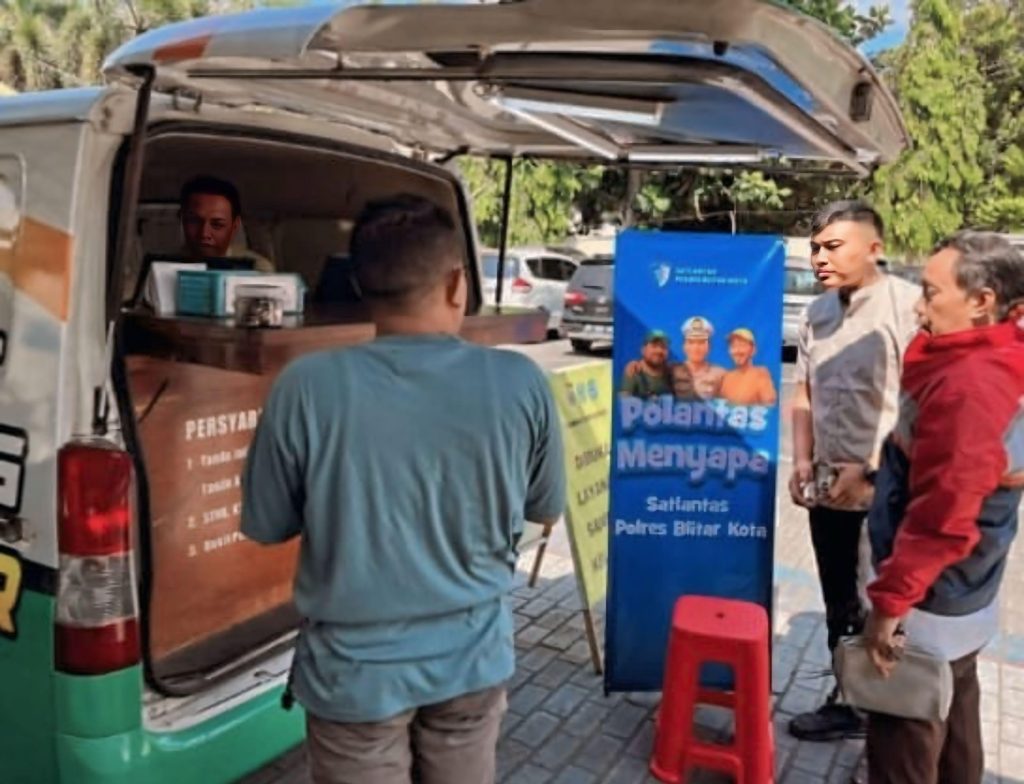 Pelayanan Samsat Makin Mudah! Polantas Blitar Kota Turun Langsung Edukasi Warga