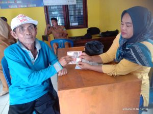 Penyaluran BLT-DD Bulan November untuk 12 KPM Digelar di Kantor Desa Bajak III