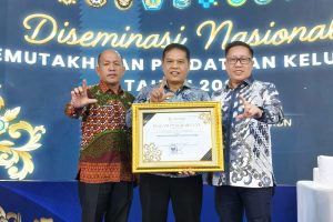 Azhari Boyong Penghargaan Nasional, Lebong Diakui Paling Cepat Mutakhirkan Data Keluarga 2025