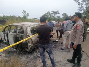 Diduga Selingkuh, Oknum Dinkes Digebuk, Kemudian Mobilnya Dibakar