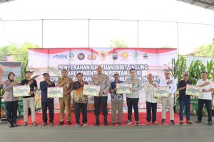 Polres Kendal Fasilitasi Penyerahan 22,2 Ton Bibit Jagung untuk Gapoktan Perhutanan Sosial
