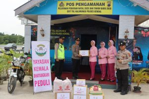 Bhayangkari Cabang Kendal Cek Pos Pam Exit Tol Kaliwungu, Beri Dukungan ke Petugas Ops Lilin Candi 2025