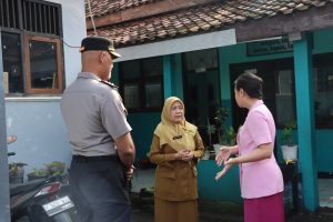 Polisi Kawal Penyaluran Perdana Menu MBG untuk Ratusan Siswa di Patebon Kendal