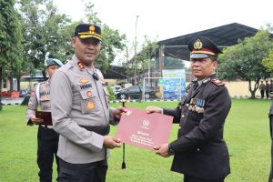 Kapolres Kendal Sematkan Satyalancana Pengabdian kepada 61 Personel Polri