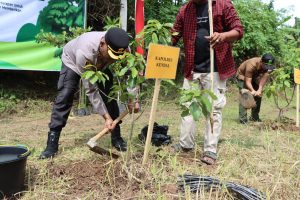 Polres Kendal Tanam 1.000 Pohon di Kedung Pengilon Brangsong