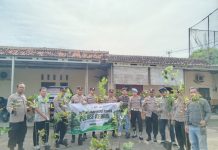 Wujudkan Lingkungan Asri, Kapolsek Gemuh Pimpin Aksi Tanam 1,000 Pohon di Lingkungan Mapolsek