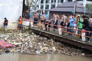 Sampah Menggunung di Bawah Jembatan Sungai Kendal, Kapolres Turun Langsung Pimpin Pembersihan