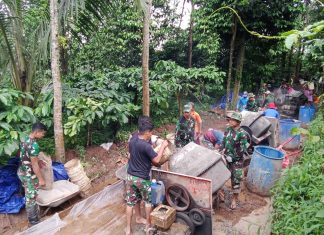 Semangat Anggota Satgas dan Masyarakat Tak Goyahkan Oleh Cuaca Tak Menentu