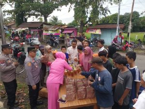 Sapa Warga dengan Senyum, Polsek Gemuh Bagikan Ratusan Paket Takjil di Depan Mapolsek Gemuh,