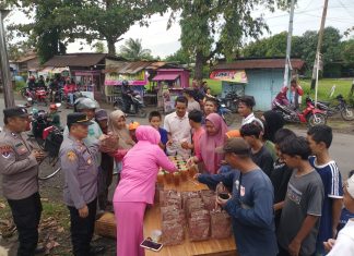 Sapa Warga dengan Senyum, Polsek Gemuh Bagikan Ratusan Paket Takjil di Depan Mapolsek Gemuh,