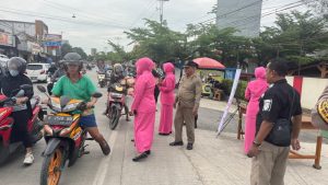 Wujud Kepedulian di Bulan Suci, Polsek Kaliwungu Bagikan Takjil Gratis kepada Pengguna Jalan