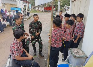 Antusias Anak Sekolah Melihat Banyak Tentara Di Desanya
