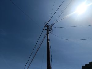 Semrawut Kabel WiFi di Tiang Listrik Bengkulu Kian Meresahkan, Publik Pertanyakan Pengawasan PLN