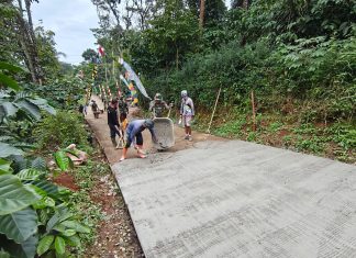 Tiga Pekan Bekerja Di TMMD, Anggota Satgas Dengan Warga Semakin Akrab