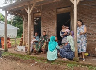 Kedekatan anggota satgas Dengan Warga, Sudah Seperti Keluarga Sendiri