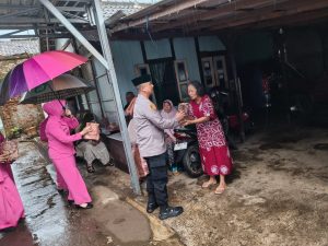 Wujud Kepedulian di Bulan Suci, Polsek Weleri Bagikan Ratusan Paket Takjil kepada Pengendara dan Warga