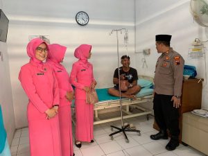 Wujud Kepedulian, Polsek Gemuh Bagikan Ratusan Paket Takjil di RS Baitul Hikmah